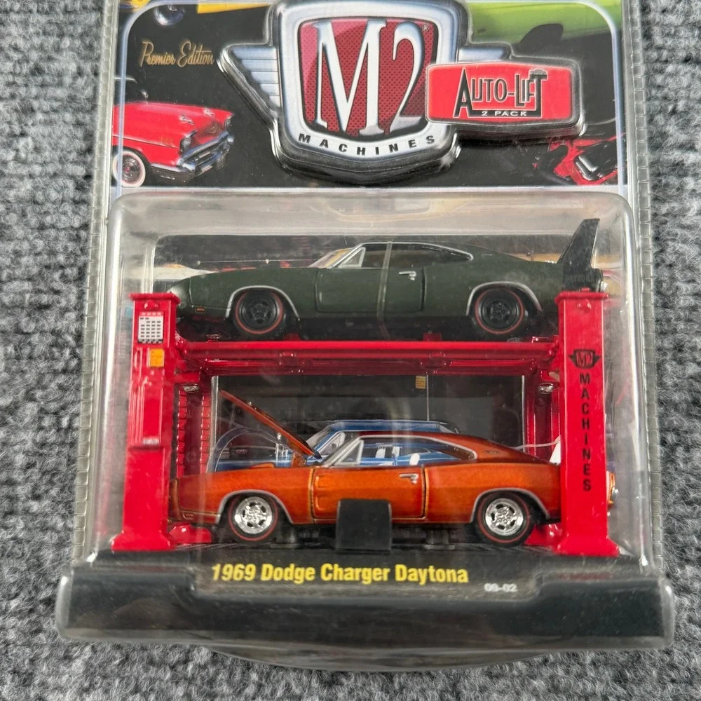 M2 Machines 1969 Dodge Charger Daytona 2-Pack Green Bronze 1:64 Diecast AutoLift